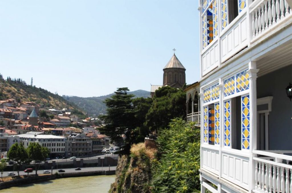 Թբիլիսի զբոսաշրջային հատված, մոտակայքում՝ բազմաթիվ խանութներ, ռեստորանների և ժամանցի վայրեր: Հյուրանոցներ և հոսթելներ Վրաստանում․ "Old Metekhi"