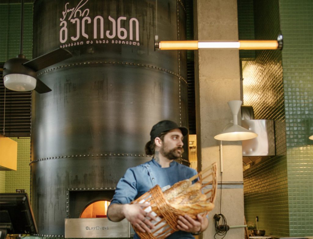 Tbilisinin qədim hissəsində xüsusi təamlar və atmosfer. Gürcüstanda dadlı yemək:  "Puri Guliani" restoranı. Turistlər üçün bələdçi, restoranlar, otellər