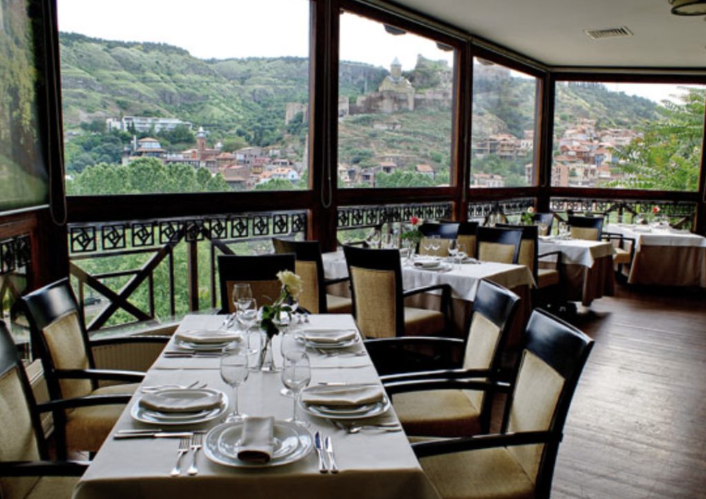 Tbilisinin qədim hissəsində xüsusi təamlar və atmosfer. Gürcüstanda dadlı yemək: "Köhnə Metexi" restoranı. Turistlər üçün bələdçi, restoranlar, otellər