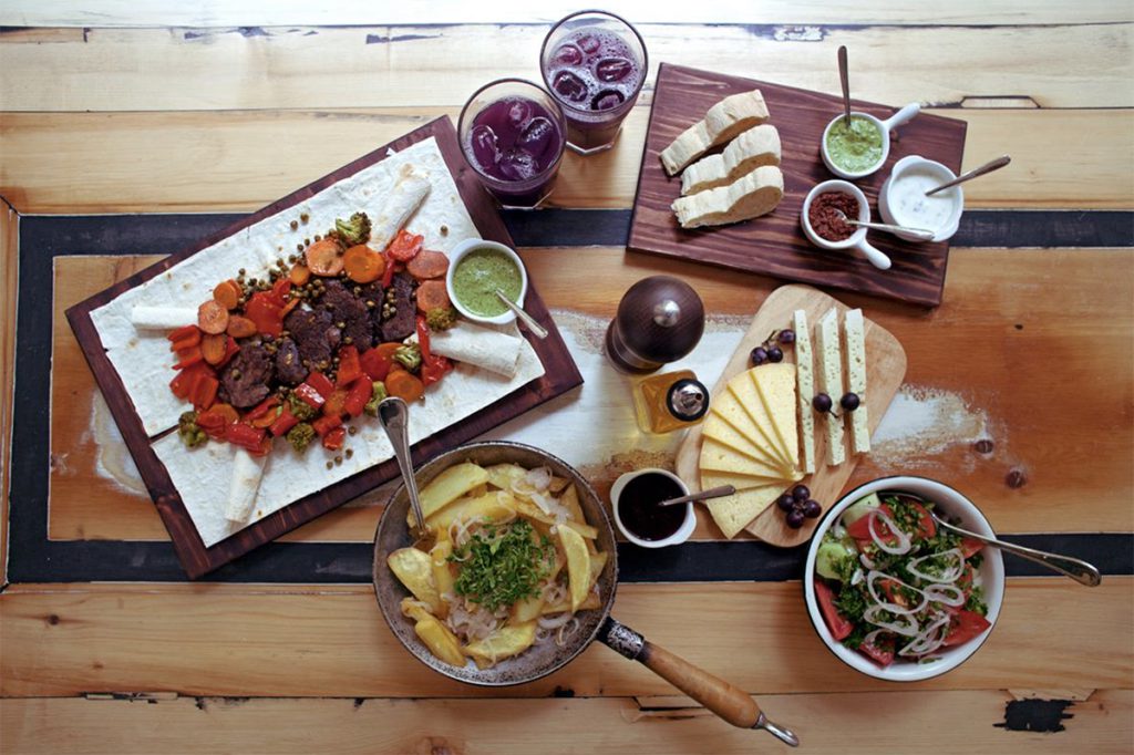 Tbilisinin qədim hissəsində xüsusi təamlar və atmosfer. Gürcüstanda dadlı yemək: "Ezo" Restoranı. Turistlər üçün bələdçi, restoranlar, otellər