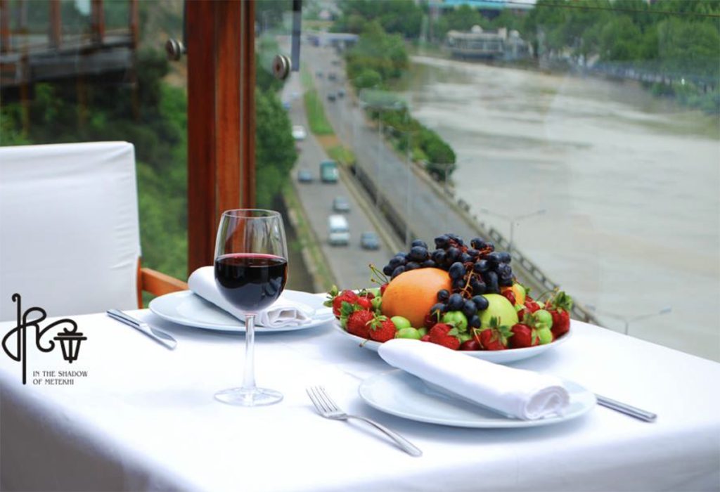 Tbilisinin qədim hissəsində xüsusi təamlar və atmosfer. Gürcüstanda dadlı yemək: "Metexinin kölgəsində" restoranı. Turistlər üçün bələdçi