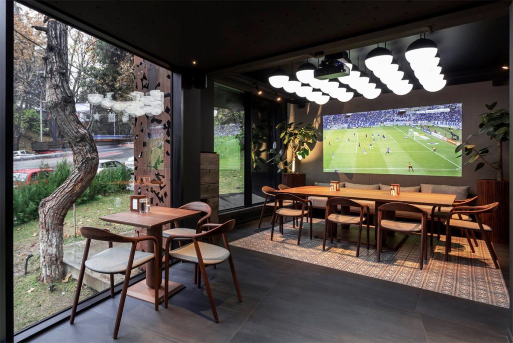 Tbilisinin qədim hissəsində xüsusi təamlar və atmosfer. Gürcüstanda dadlı yemək:“Varazi” bar. Turistlər üçün bələdçi, restoranlar, otellər