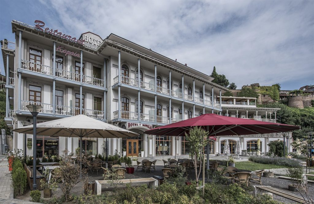 Tbilisidə turizm bölgəsi, şəhərin tarixi hissəsi. Mağazaların və əyləncə məkanlarının böyük çeşidi. Gürcüstandakı hotel və yataqxanalar: "Kopala Rike"