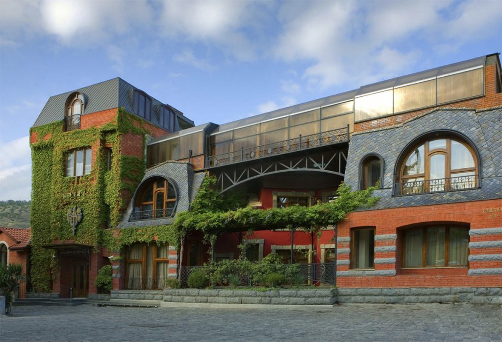 Tbilisidə turizm bölgəsi, şəhərin tarixi hissəsi. Mağazaların və əyləncə məkanlarının böyük çeşidi. Gürcüstandakı hotel və yataqxanalar: "Kopala"