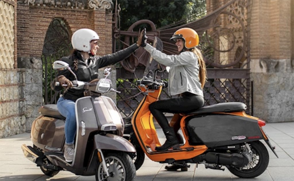 Gürcüstanda dəmir yolu və quru nəqliyyatı: moped icarəsi - Moped deposu. Gürcüstanda mümkün qədər təhlükəsiz, tez və rahat səyahət edin