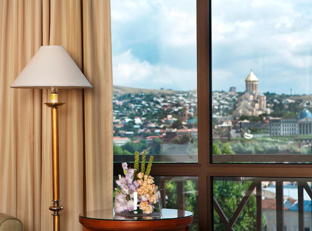 Tbilisidə turizm bölgəsi, şəhərin tarixi hissəsi. Əyləncə məkanlarının böyük çeşidi. Gürcüstandakı otel və hostellər: Courtyard by Marriott Hotel