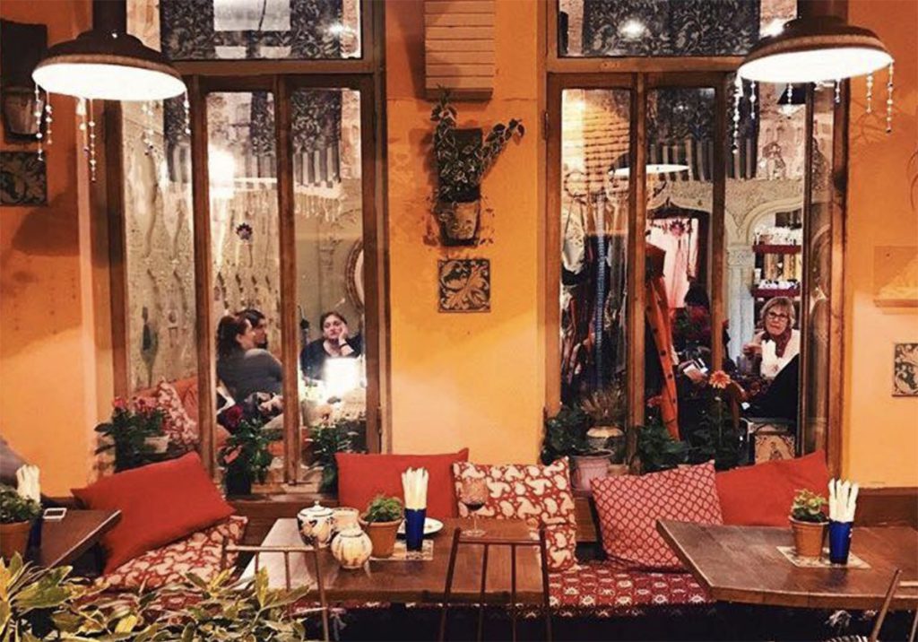 Особая еда и атмосфера в старом городе в Тбилиси. Вкусно поесть в Грузии: кафе «Лейла». Путеводитель для туристов, рестораны, отели, развлечения