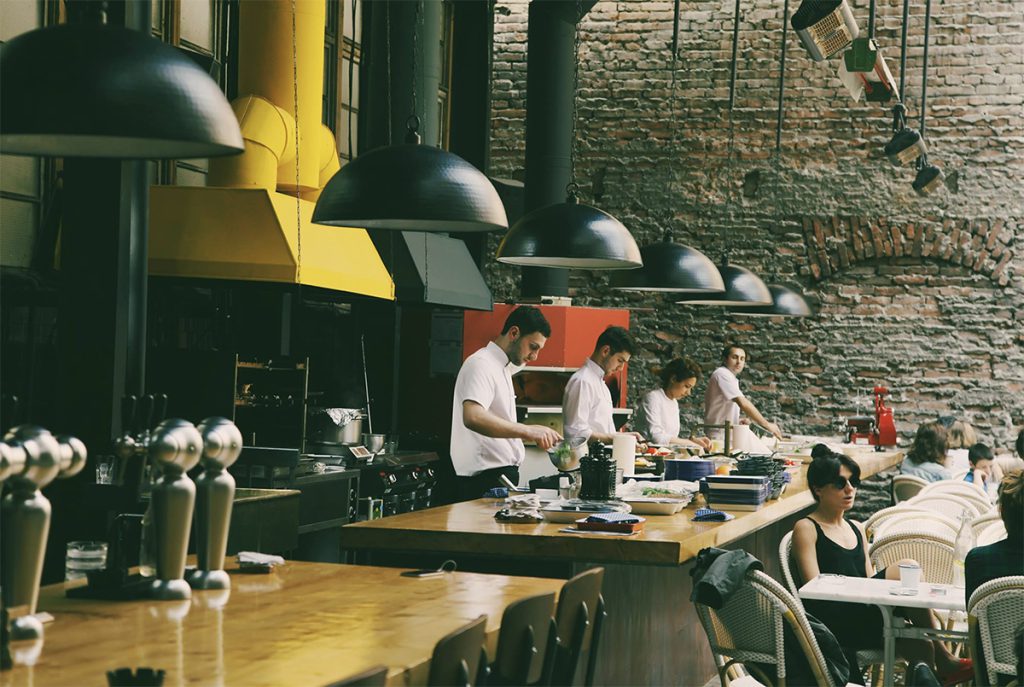 Особая еда и атмосфера в старом городе в Тбилиси. Вкусно поесть в Грузии: кафе "Лолита". Путеводитель для туристов, рестораны, отели, развлечения