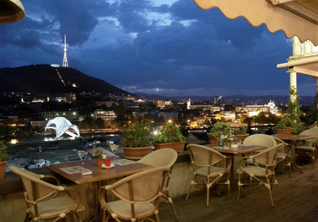 Особая еда и атмосфера в старом городе в Тбилиси. Вкусно поесть в Грузии: кафе "Флауерс". Путеводитель для туристов, рестораны, отели, развлечения