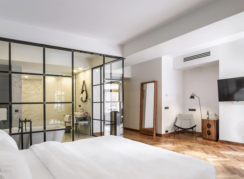 Туристический район в Тбилиси, широкий выбор магазинов, ресторанов и развлечений, историческая часть города. Отели и хостелы в Грузии: «Шота Руставели»