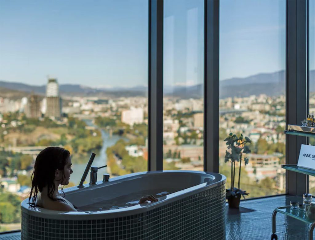 Туристический район в Тбилиси, широкий выбор магазинов, ресторанов и развлечений, историческая архитектура - отели и хостелы в Грузии: Radisson Blu Iveria