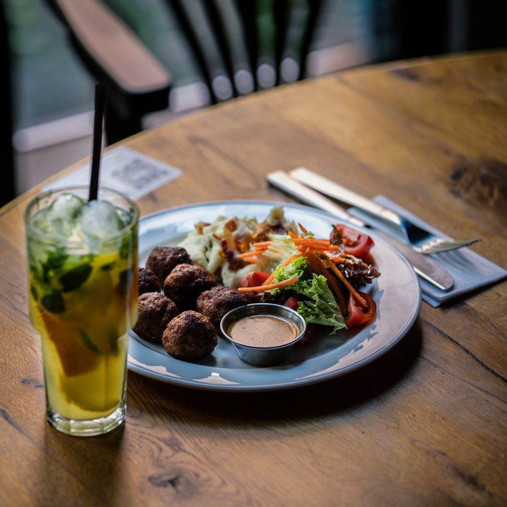 Best places to eat in Georgia: Strada restaurant. Unique food and warm atmosphere in the heart of old Tbilisi. Guide for tourists